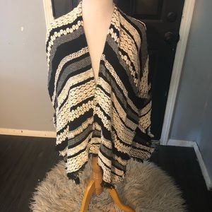 Short sleeve black and white poncho